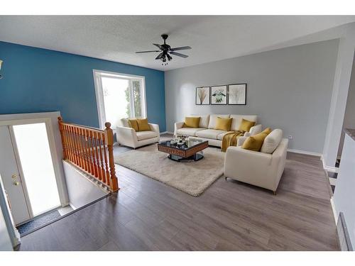 426 12 Avenue North, Lethbridge, AB - Indoor Photo Showing Living Room