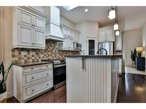 406 Gateway Crescent South, Lethbridge, AB - Indoor Photo Showing Kitchen With Upgraded Kitchen