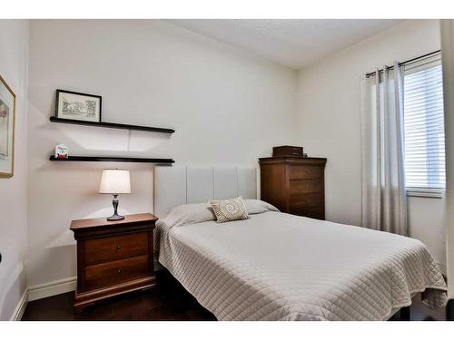 406 Gateway Crescent South, Lethbridge, AB - Indoor Photo Showing Bedroom