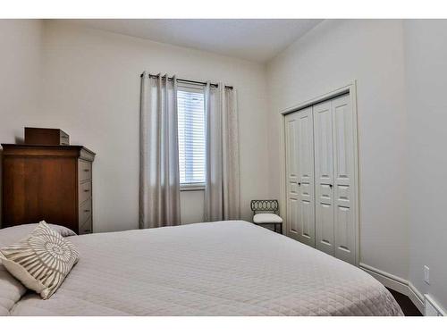 406 Gateway Crescent South, Lethbridge, AB - Indoor Photo Showing Bedroom