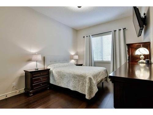 406 Gateway Crescent South, Lethbridge, AB - Indoor Photo Showing Bedroom