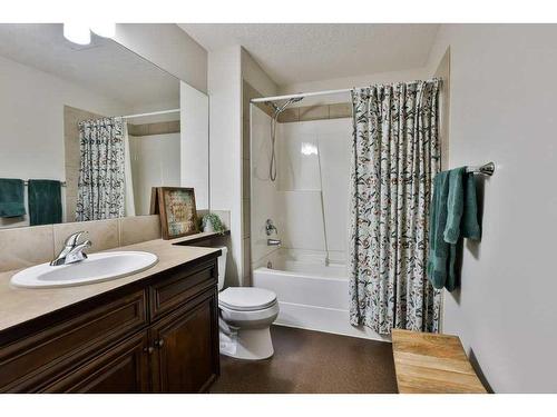 406 Gateway Crescent South, Lethbridge, AB - Indoor Photo Showing Bathroom