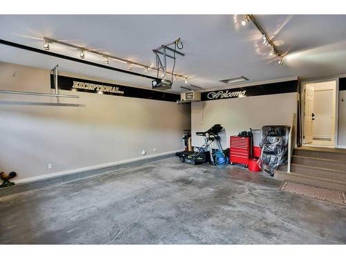 406 Gateway Crescent South, Lethbridge, AB - Indoor Photo Showing Garage