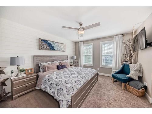 422 Twinriver Road West, Lethbridge, AB - Indoor Photo Showing Bedroom