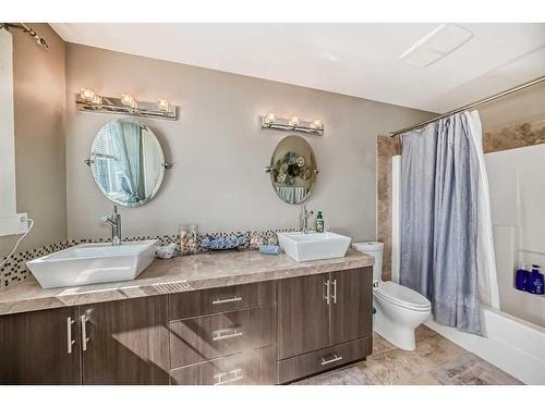 422 Twinriver Road West, Lethbridge, AB - Indoor Photo Showing Bathroom