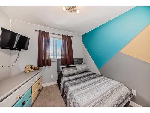 422 Twinriver Road West, Lethbridge, AB - Indoor Photo Showing Bedroom