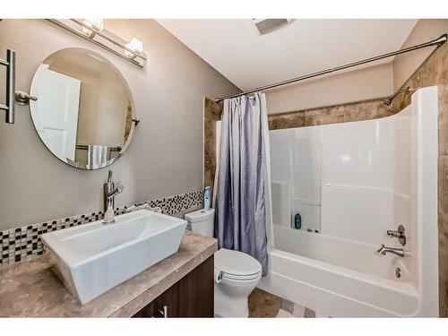 422 Twinriver Road West, Lethbridge, AB - Indoor Photo Showing Bathroom