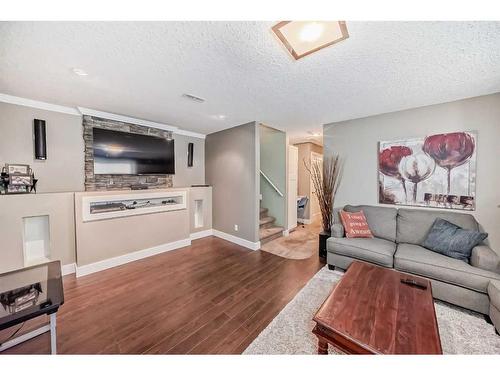 422 Twinriver Road West, Lethbridge, AB - Indoor Photo Showing Living Room