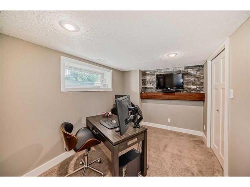 422 Twinriver Road West, Lethbridge, AB - Indoor