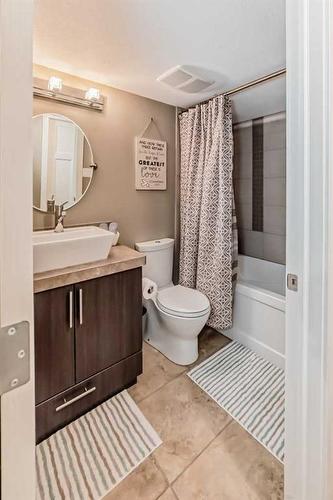 422 Twinriver Road West, Lethbridge, AB - Indoor Photo Showing Bathroom