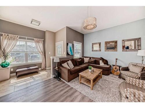 422 Twinriver Road West, Lethbridge, AB - Indoor Photo Showing Living Room