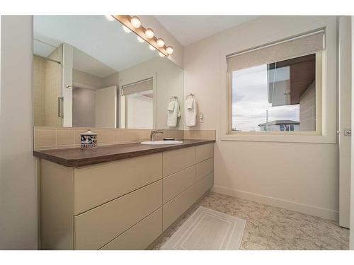 1401 Halifax Road West, Lethbridge, AB - Indoor Photo Showing Bathroom