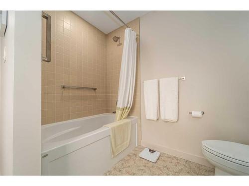 1401 Halifax Road West, Lethbridge, AB - Indoor Photo Showing Bathroom