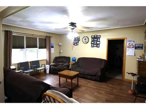 740 Crescent Avenue North, Picture Butte, AB - Indoor Photo Showing Living Room