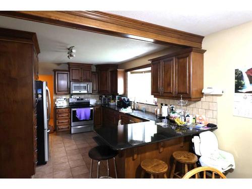 740 Crescent Avenue North, Picture Butte, AB - Indoor Photo Showing Kitchen