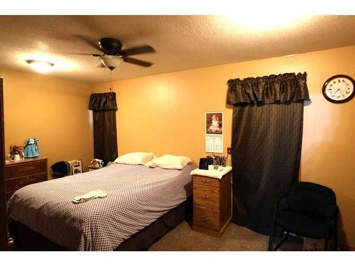 740 Crescent Avenue North, Picture Butte, AB - Indoor Photo Showing Bedroom