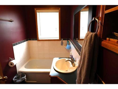 740 Crescent Avenue North, Picture Butte, AB - Indoor Photo Showing Bathroom