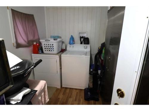 740 Crescent Avenue North, Picture Butte, AB - Indoor Photo Showing Laundry Room