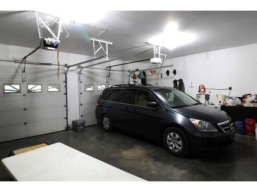 740 Crescent Avenue North, Picture Butte, AB - Indoor Photo Showing Garage