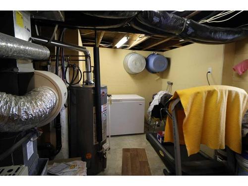 740 Crescent Avenue North, Picture Butte, AB - Indoor Photo Showing Laundry Room