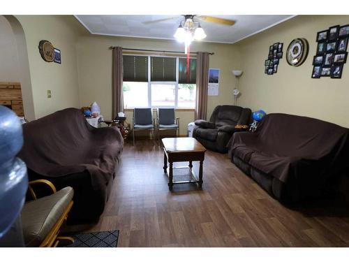 740 Crescent Avenue North, Picture Butte, AB - Indoor Photo Showing Living Room