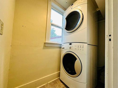 301 Noble Street, Barons, AB - Indoor Photo Showing Laundry Room