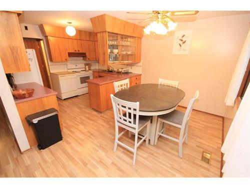 812 1 Ave., Vauxhall, AB - Indoor Photo Showing Dining Room