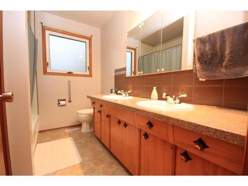 812 1 Ave., Vauxhall, AB - Indoor Photo Showing Bathroom