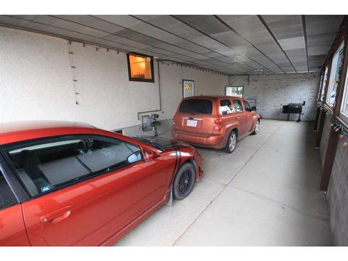 812 1 Ave., Vauxhall, AB - Indoor Photo Showing Garage