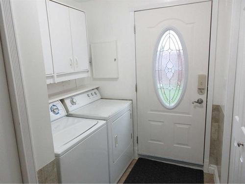 17 8 Avenue West, Barnwell, AB - Indoor Photo Showing Laundry Room