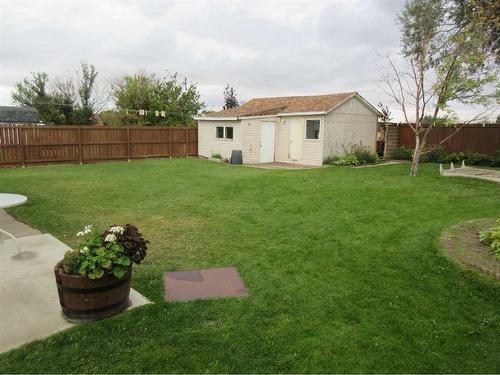 17 8 Avenue West, Barnwell, AB - Outdoor With Backyard