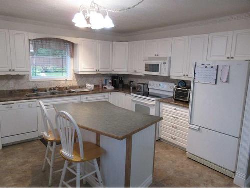 17 8 Avenue West, Barnwell, AB - Indoor Photo Showing Kitchen With Double Sink