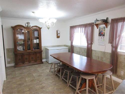 17 8 Avenue West, Barnwell, AB - Indoor Photo Showing Dining Room