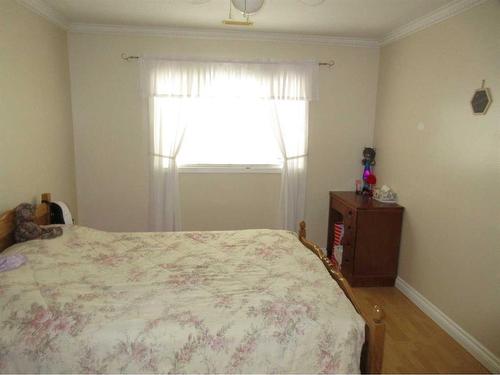 17 8 Avenue West, Barnwell, AB - Indoor Photo Showing Bedroom