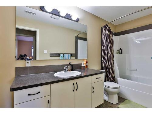 5040 41 Street, Taber, AB - Indoor Photo Showing Bathroom