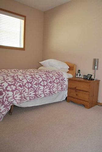 54 Cougar Road North, Lethbridge, AB - Indoor Photo Showing Bedroom