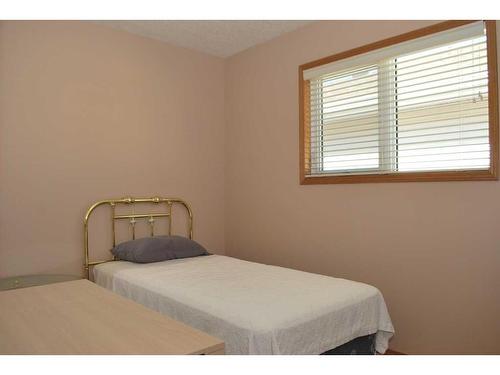 54 Cougar Road North, Lethbridge, AB - Indoor Photo Showing Bedroom