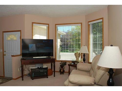 54 Cougar Road North, Lethbridge, AB - Indoor Photo Showing Living Room