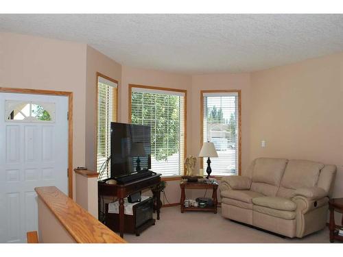 54 Cougar Road North, Lethbridge, AB - Indoor Photo Showing Living Room