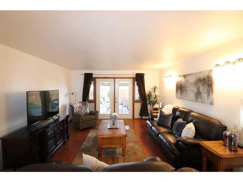 1410 20 Street North, Lethbridge, AB - Indoor Photo Showing Living Room