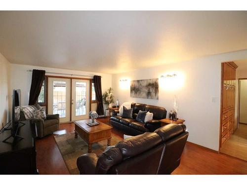 1410 20 Street North, Lethbridge, AB - Indoor Photo Showing Living Room