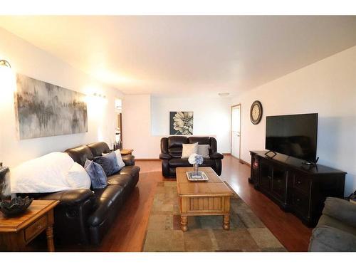 1410 20 Street North, Lethbridge, AB - Indoor Photo Showing Living Room