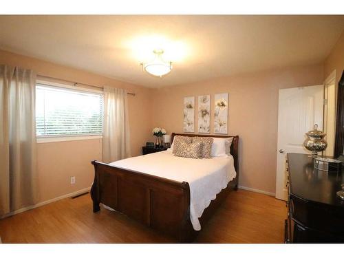 1410 20 Street North, Lethbridge, AB - Indoor Photo Showing Bedroom