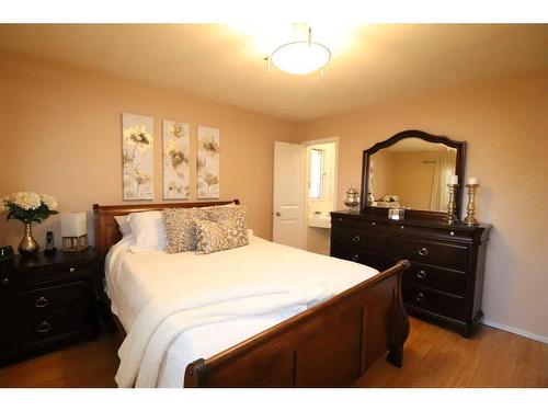 1410 20 Street North, Lethbridge, AB - Indoor Photo Showing Bedroom