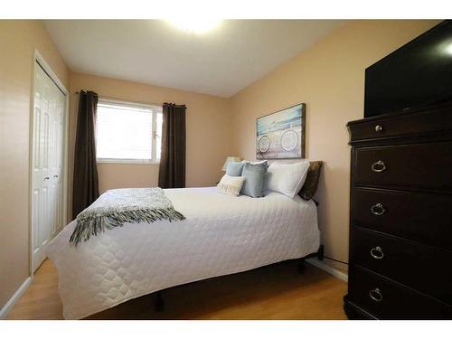 1410 20 Street North, Lethbridge, AB - Indoor Photo Showing Bedroom