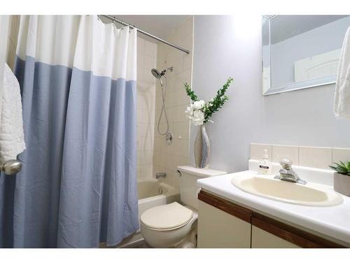 1410 20 Street North, Lethbridge, AB - Indoor Photo Showing Bathroom