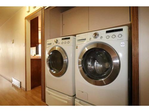 1410 20 Street North, Lethbridge, AB - Indoor Photo Showing Laundry Room