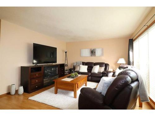 1410 20 Street North, Lethbridge, AB - Indoor Photo Showing Living Room