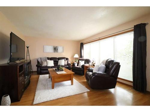 1410 20 Street North, Lethbridge, AB - Indoor Photo Showing Living Room