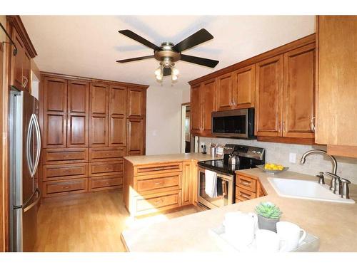 1410 20 Street North, Lethbridge, AB - Indoor Photo Showing Kitchen